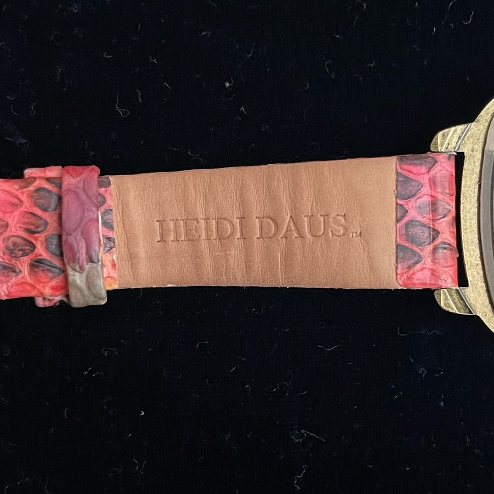 🔴 Heidi Daus collectible w/art-deco soft pink psurrounding - Picture 2 of 5